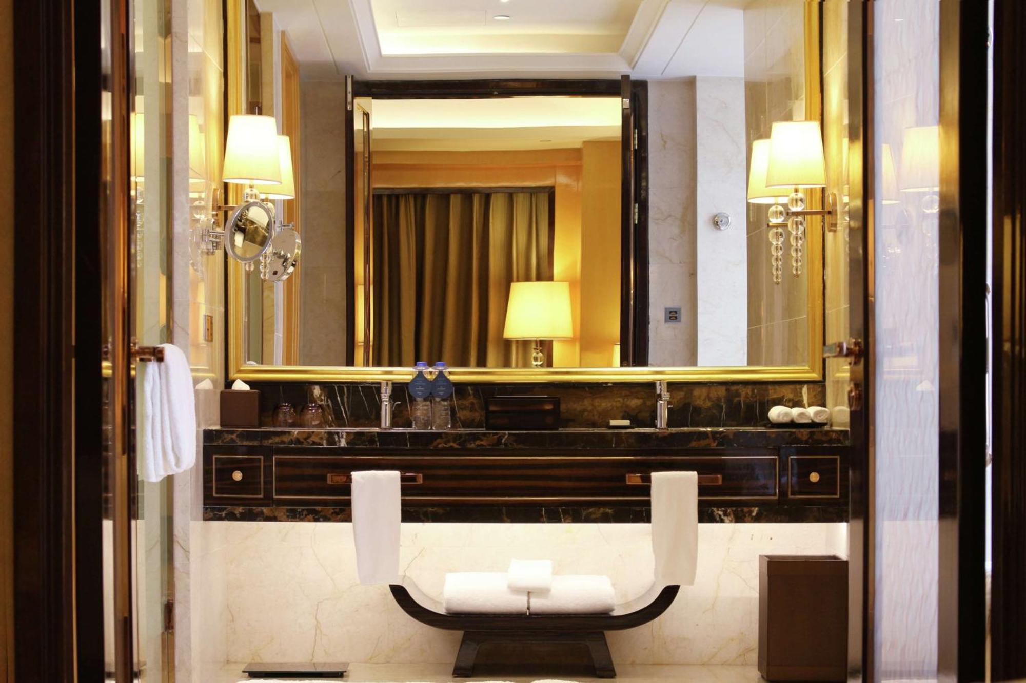Hilton Zhengzhou Hotell Exteriör bild